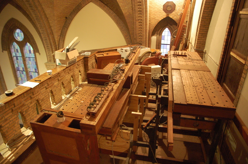 Alleen de windladen nog. Dit moet allemaal naar beneden!