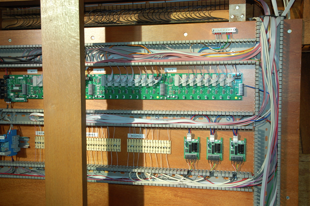 Elke schakelaar, bijvoorbeeld een manuaal- of pedaaltoets, is via een apart kabeltje verbonden met de analoog-digitaalomzetters op de printplaten