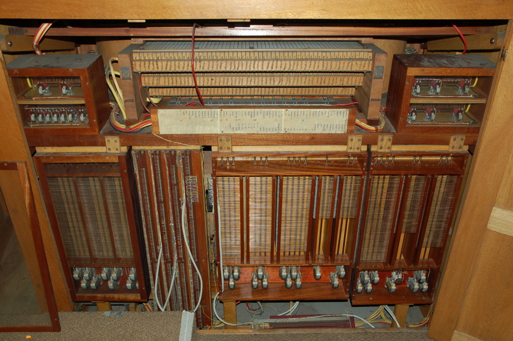 Deze fraai gemaakte driemanuaals speeltafel van Vermeulen bevat heel wat elektra. Als deze op jaren komt zijn er wel eens wat onderhoudswerken nodig, eigenlijk net als bij mechanische orgels … Gelukkig snap ik precies hoe alles werkt.