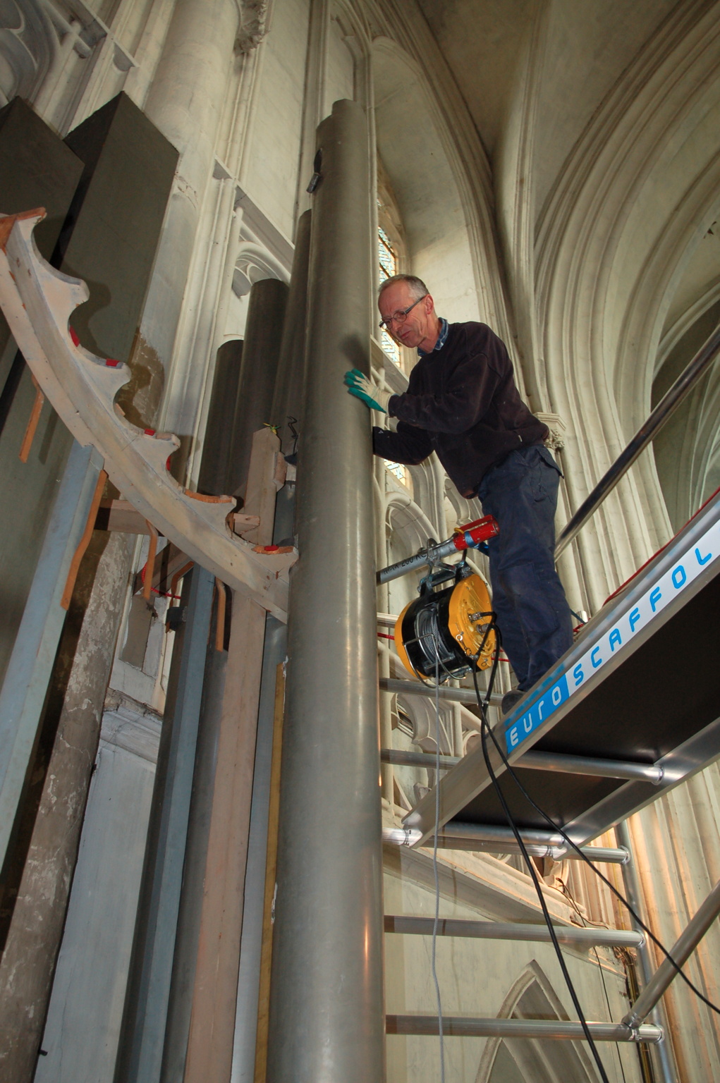 Demontage van de inzakkende frontpijpen van het orgel van de Sint-Romboutskathedraal in Mechelen