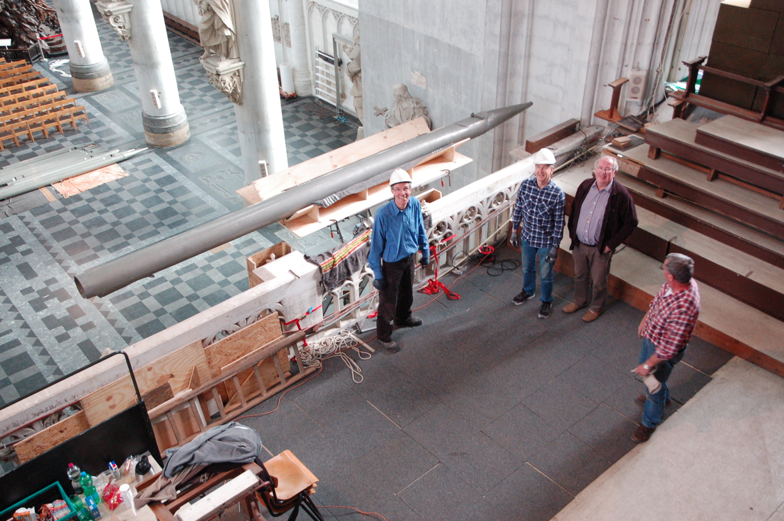 Demontage van de inzakkende frontpijpen van het orgel van de Sint-Romboutskathedraal in Mechelen
