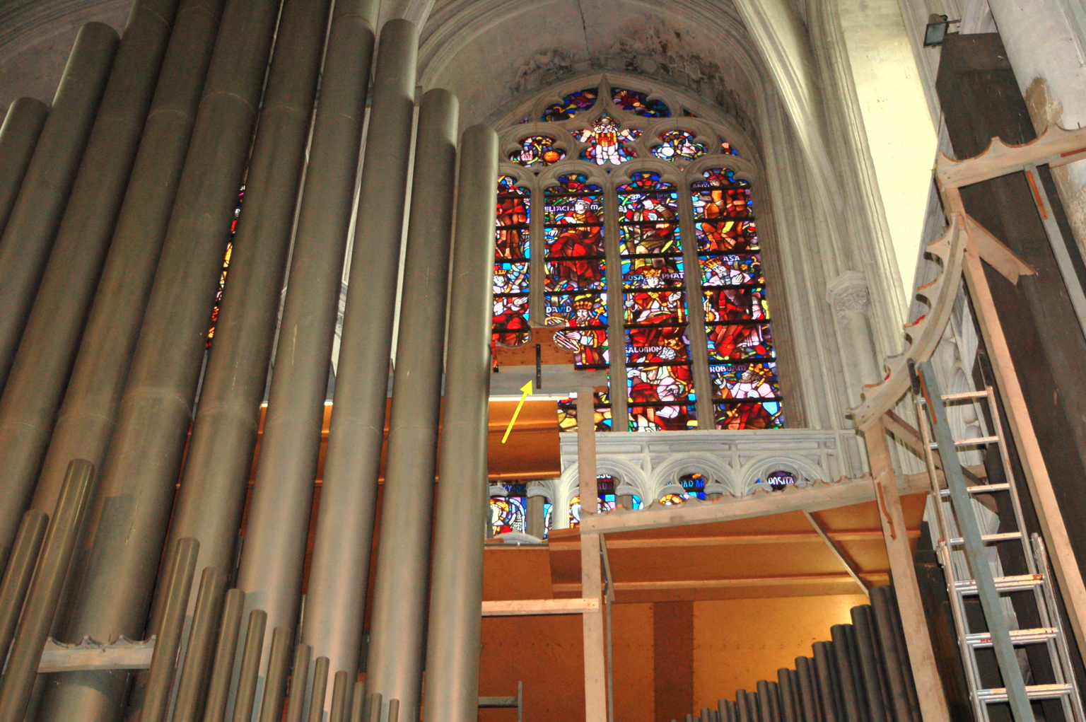 Gelaste stalen winkelhaak is onder het hangertje van de 32' geschroefd.