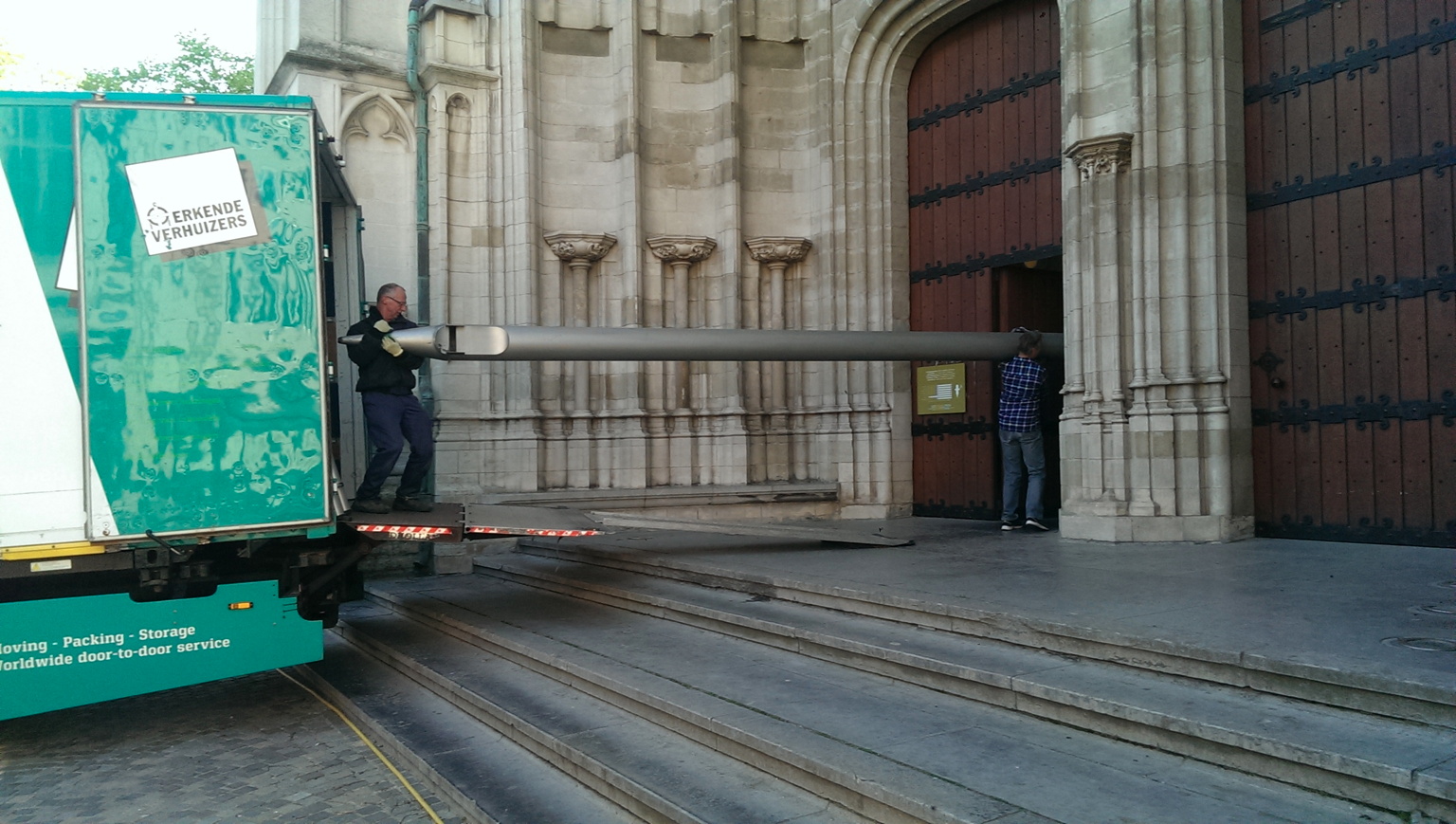 De pijpen arriveren weer in de kathedraal van Mechelen.