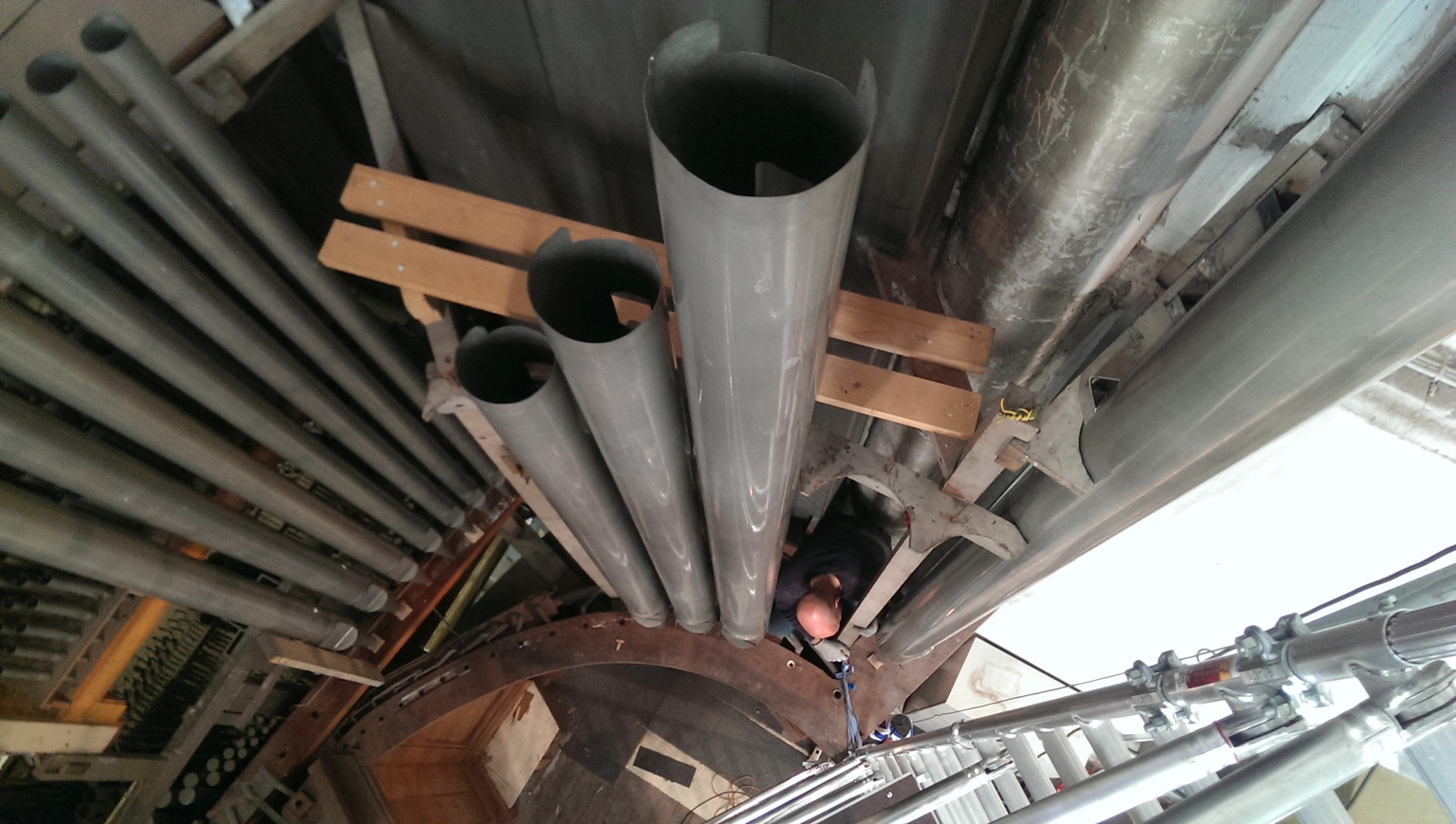 Foto herplaatsen frontpijpen Sint-Rombouts Mechelen