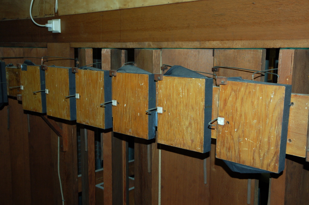 Het canvas van de zwelbalgjes laat los van de balgbladen en ook de kartonnen vouwen laten los