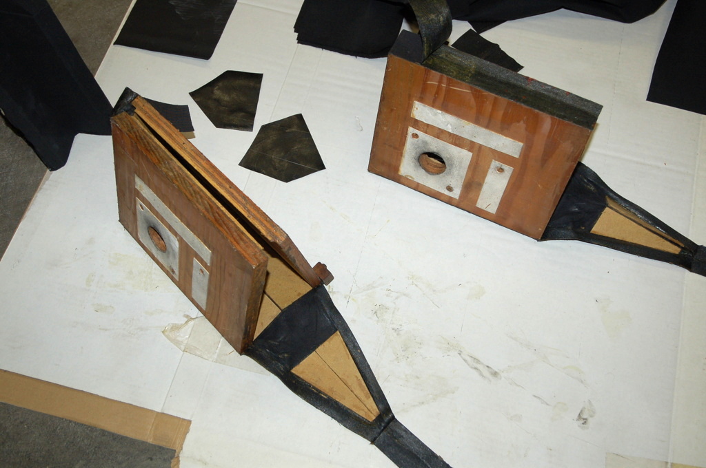 Soms hoefde het linnen alleen maar opnieuw De kartonnen vouwen zijn in sommige balgjes losgelaten van het linnen