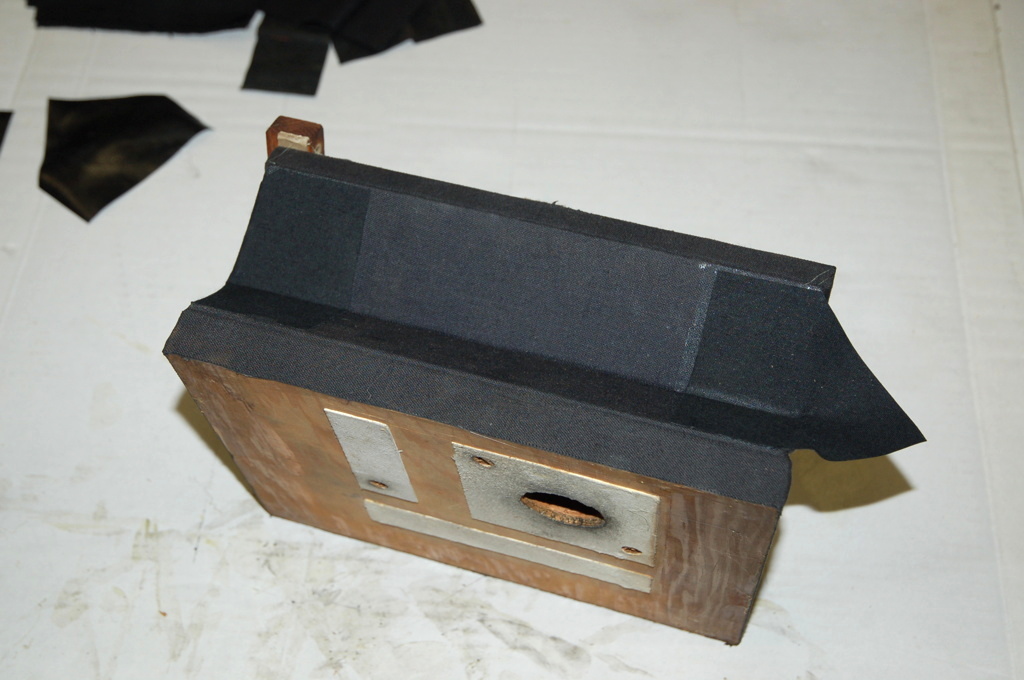 Versterkingsstukken op de hoeken van de verder nog in goede staat verkerende linnen bekleding